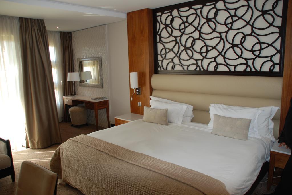 Royal Marang Hotel Phokeng Quarto foto A bedroom in the hotel