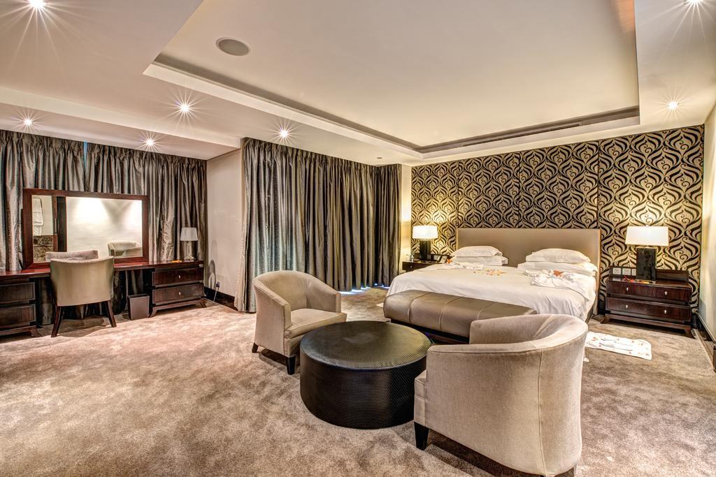 Royal Marang Hotel Phokeng Quarto foto A bedroom at the Taj Mahal Palace