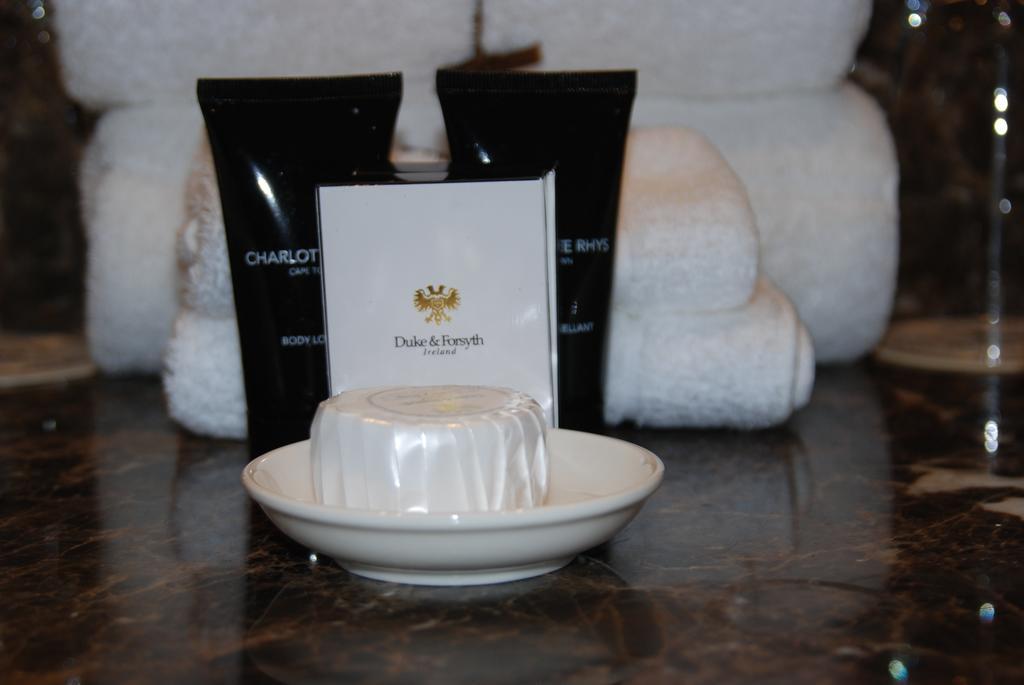 Royal Marang Hotel Phokeng Quarto foto Charlot toiletries